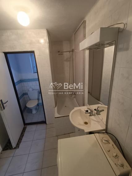 RD /Chalupa s veľkým pozemkom a novou strechou v Blesovciach