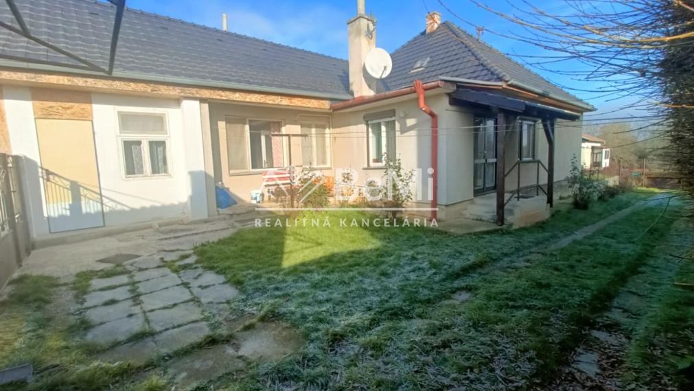 RD /Chalupa s veľkým pozemkom a novou strechou v Blesovciach