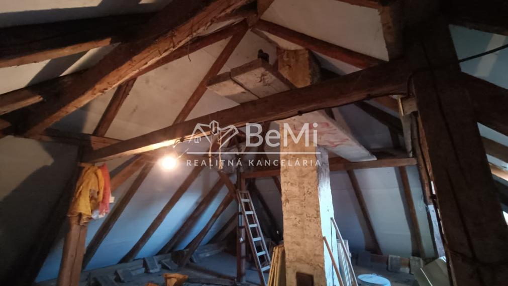 RD /Chalupa s veľkým pozemkom a novou strechou v Blesovciach