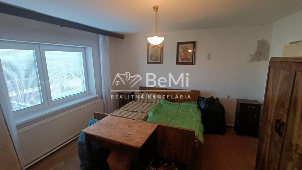 RD /Chalupa s veľkým pozemkom a novou strechou v Blesovciach