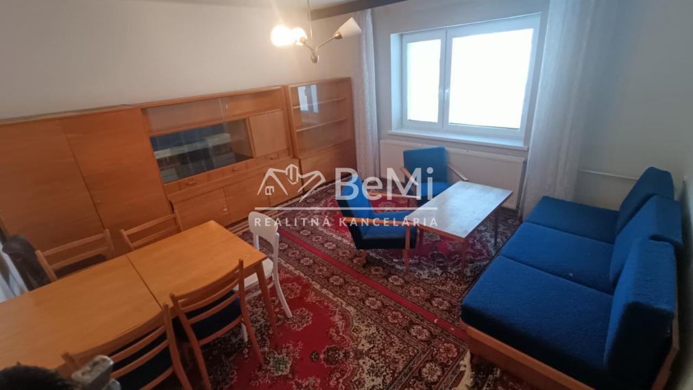 RD /Chalupa s veľkým pozemkom a novou strechou v Blesovciach