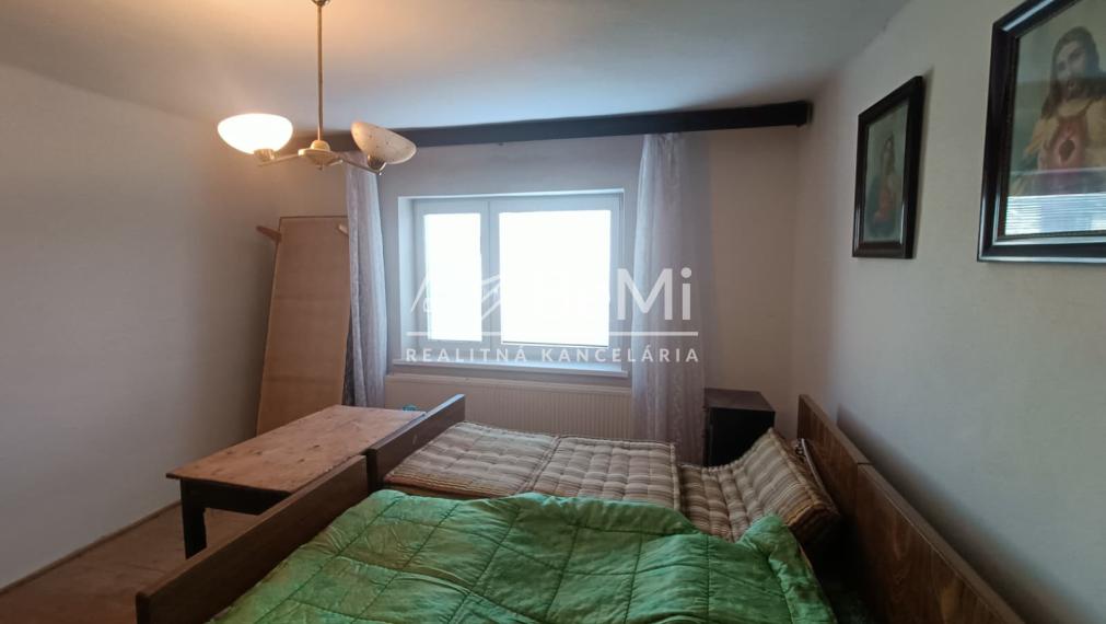 RD /Chalupa s veľkým pozemkom a novou strechou v Blesovciach