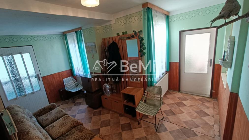 RD /Chalupa s veľkým pozemkom a novou strechou v Blesovciach