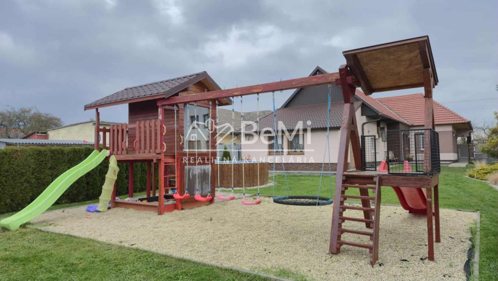 Na predaj exkluzívne zrekonštruovaný a kompletne zariadený rodinný dom