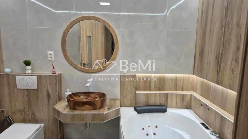 Na predaj exkluzívne zrekonštruovaný a kompletne zariadený rodinný dom