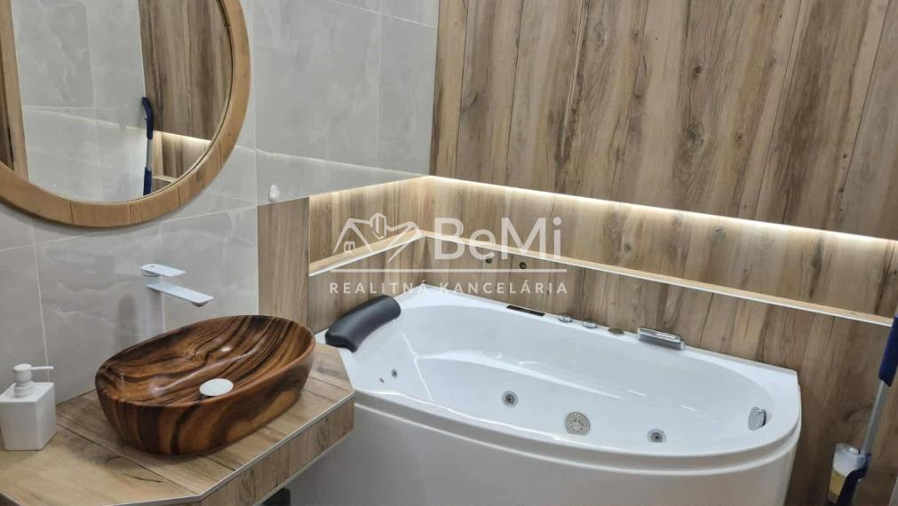 Na predaj exkluzívne zrekonštruovaný a kompletne zariadený rodinný dom