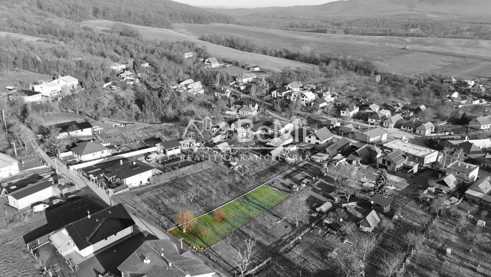 Pozemok - Ardanovce, všetky siete na pozemku. Piešťany -13km