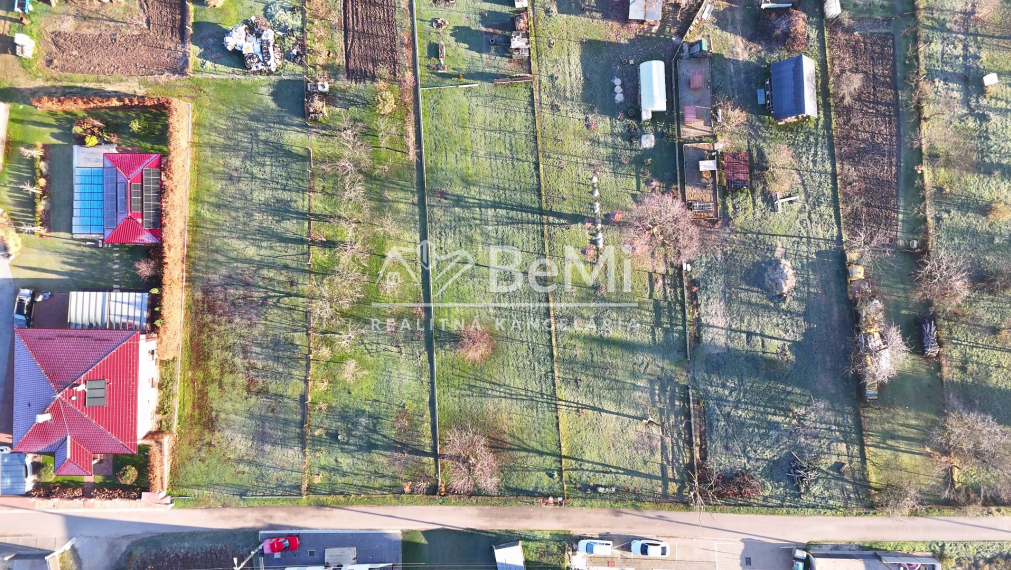 Pozemok - Ardanovce, všetky siete na pozemku. Piešťany -13km