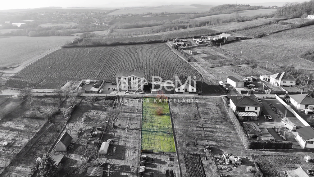 Pozemok - Ardanovce, všetky siete na pozemku. Piešťany -13km