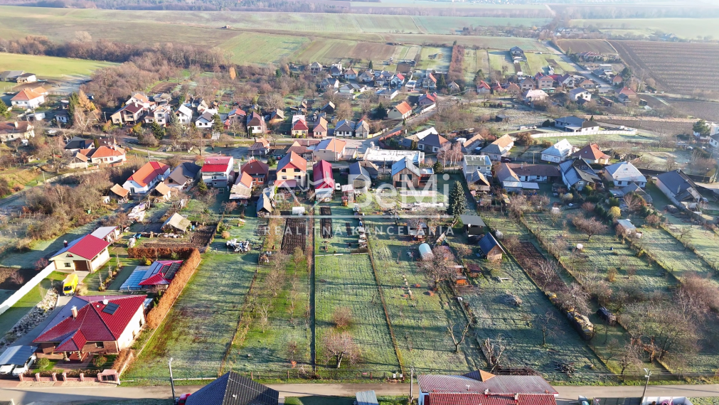 Pozemok - Ardanovce, všetky siete na pozemku. Piešťany -13km