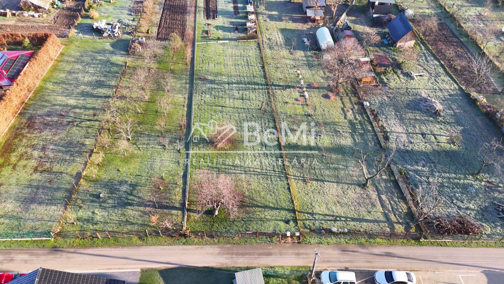 Pozemok - Ardanovce, všetky siete na pozemku. Piešťany -13km