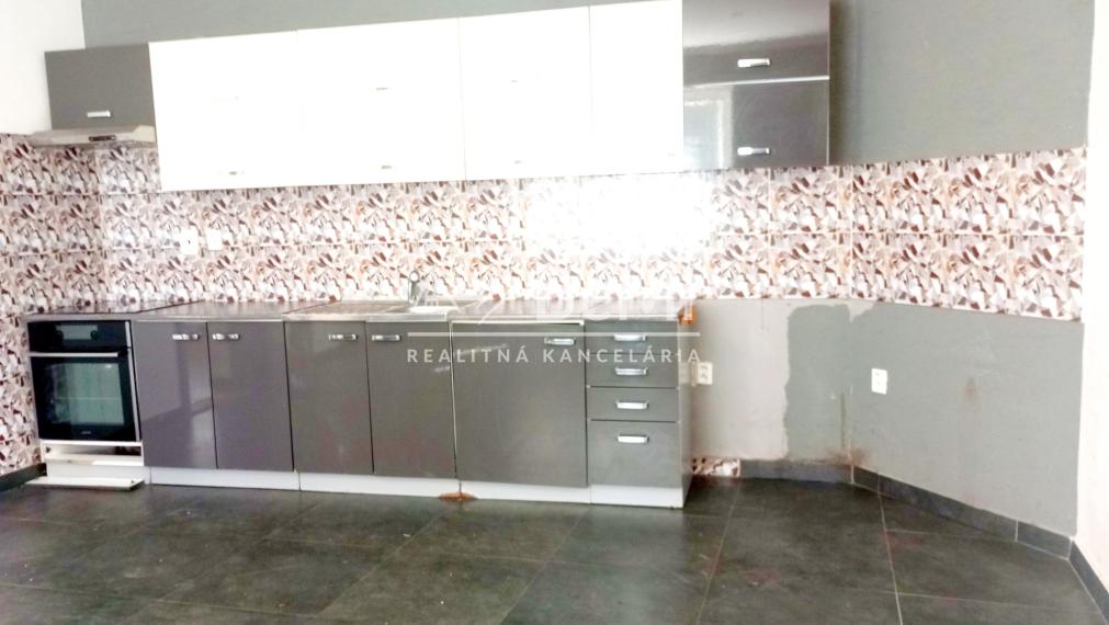 Predaj, viacgeneračný rodinný dom - Kubáňovo  (046-12-HEKA)