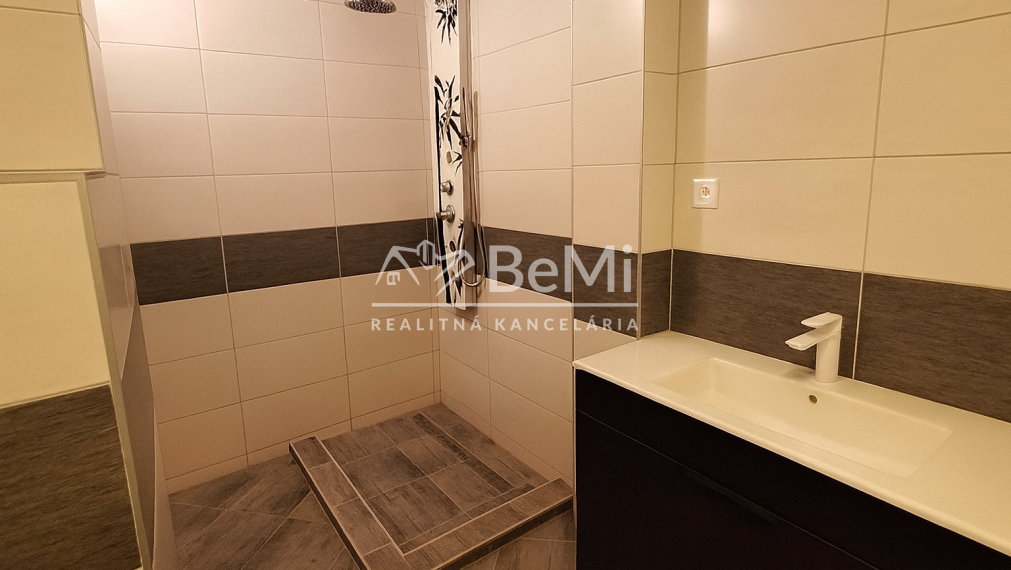 Priestranný 3-izbový dom v Čiernom Brode 018-12-NIBA