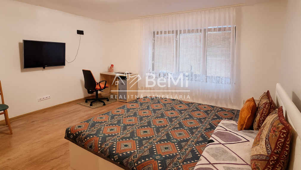 Priestranný 3-izbový dom v Čiernom Brode 018-12-NIBA