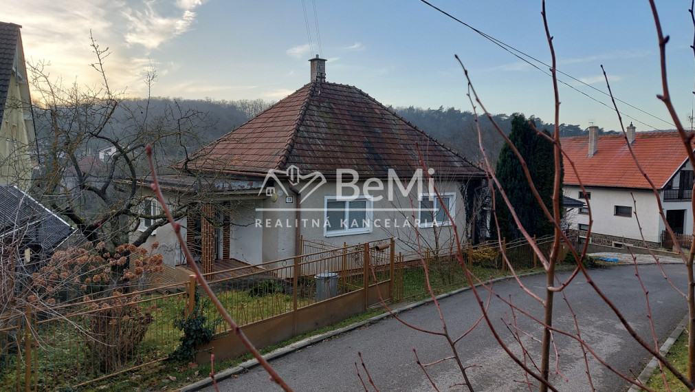 Predaj - rodinný dom v obci Tesáre ID 211-12-LUGU