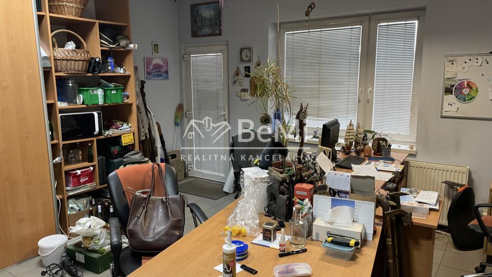 Predaj rodinného domu v obci Oslany - predajňa 036-12-ZUPI