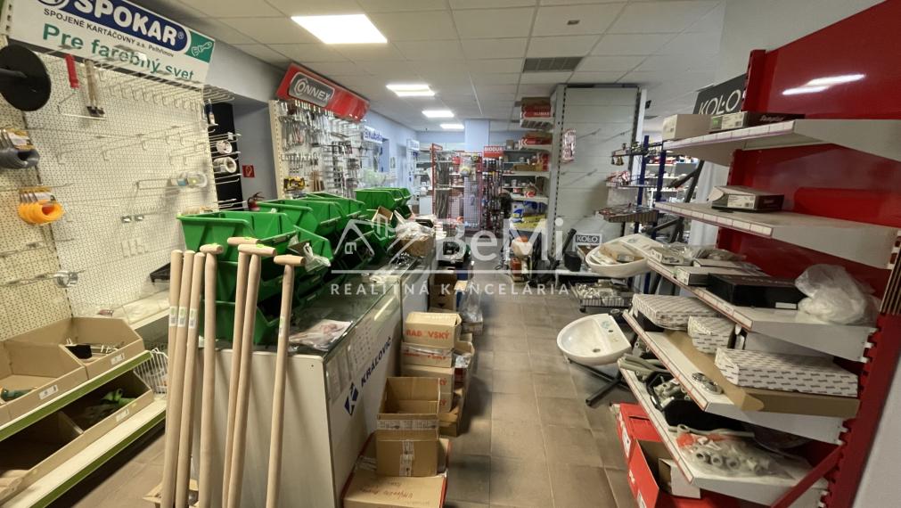 Predaj rodinného domu v obci Oslany - predajňa 036-12-ZUPI