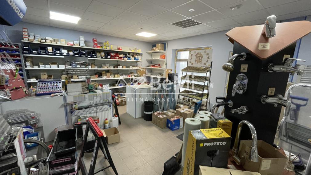 Predaj rodinného domu v obci Oslany - predajňa 036-12-ZUPI