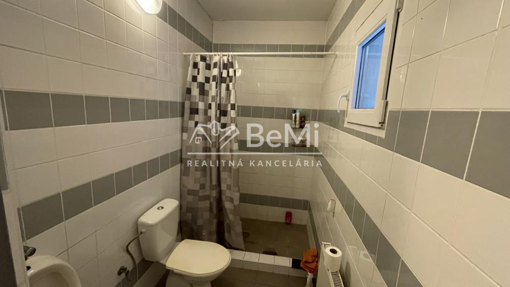 Predaj rodinného domu v obci Oslany - predajňa 036-12-ZUPI