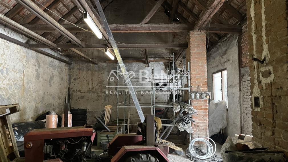 Predaj rodinného domu v obci Oslany - predajňa 036-12-ZUPI