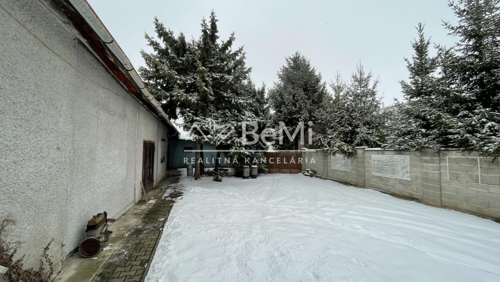 Predaj rodinného domu v obci Oslany - predajňa 036-12-ZUPI