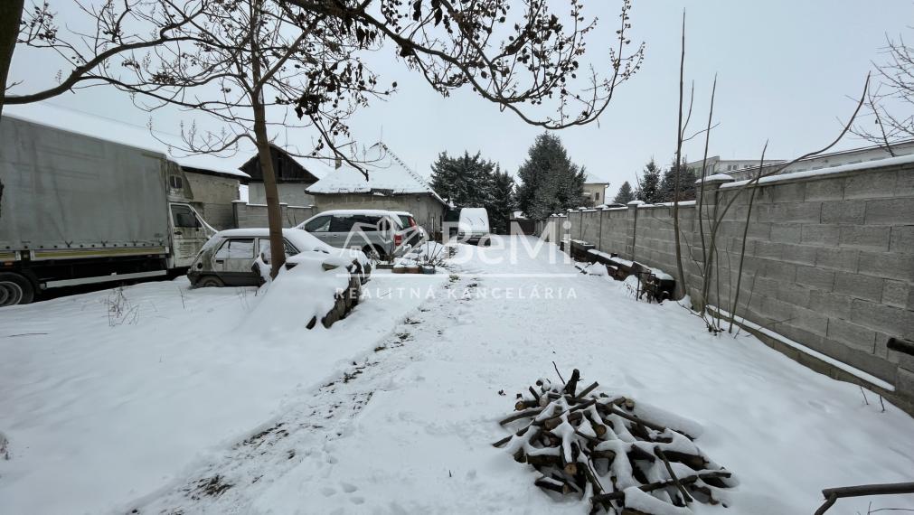 Predaj rodinného domu v obci Oslany - predajňa 036-12-ZUPI