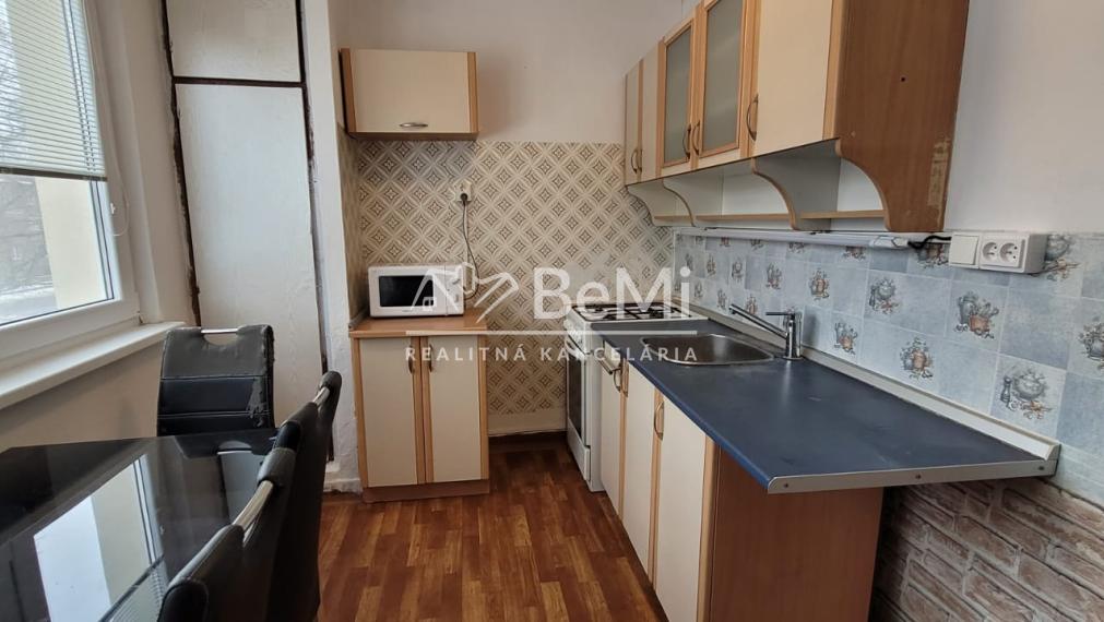 PREDAJ: Slnečný 2 izbový byt s loggiou–Topoľčany (širšie centrum)