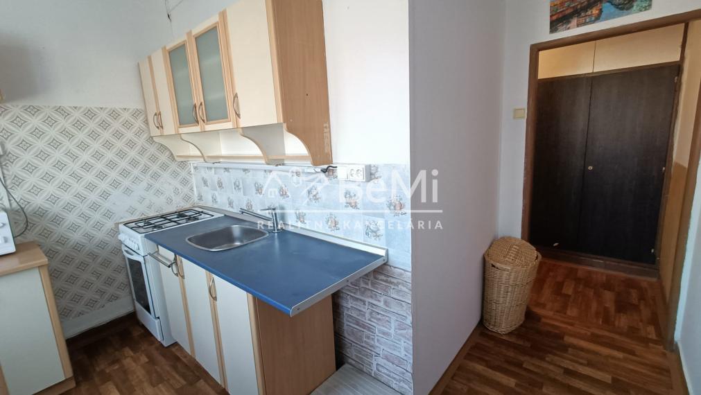 PREDAJ: Slnečný 2 izbový byt s loggiou–Topoľčany (širšie centrum)