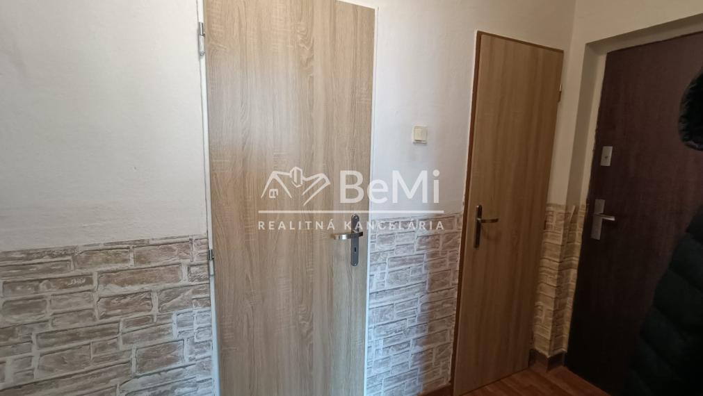 PREDAJ: Slnečný 2 izbový byt s loggiou–Topoľčany (širšie centrum)