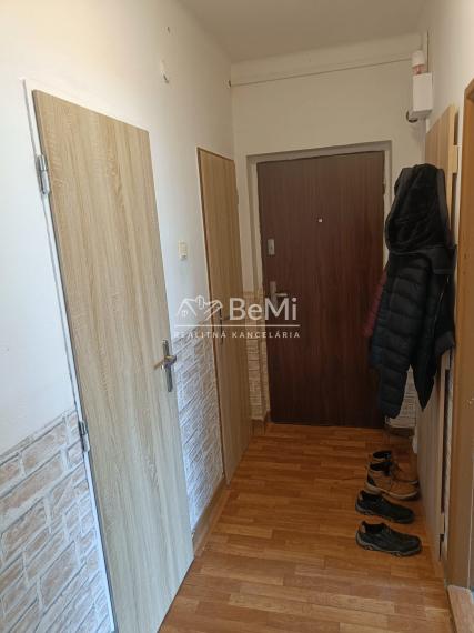 PREDAJ: Slnečný 2 izbový byt s loggiou–Topoľčany (širšie centrum)