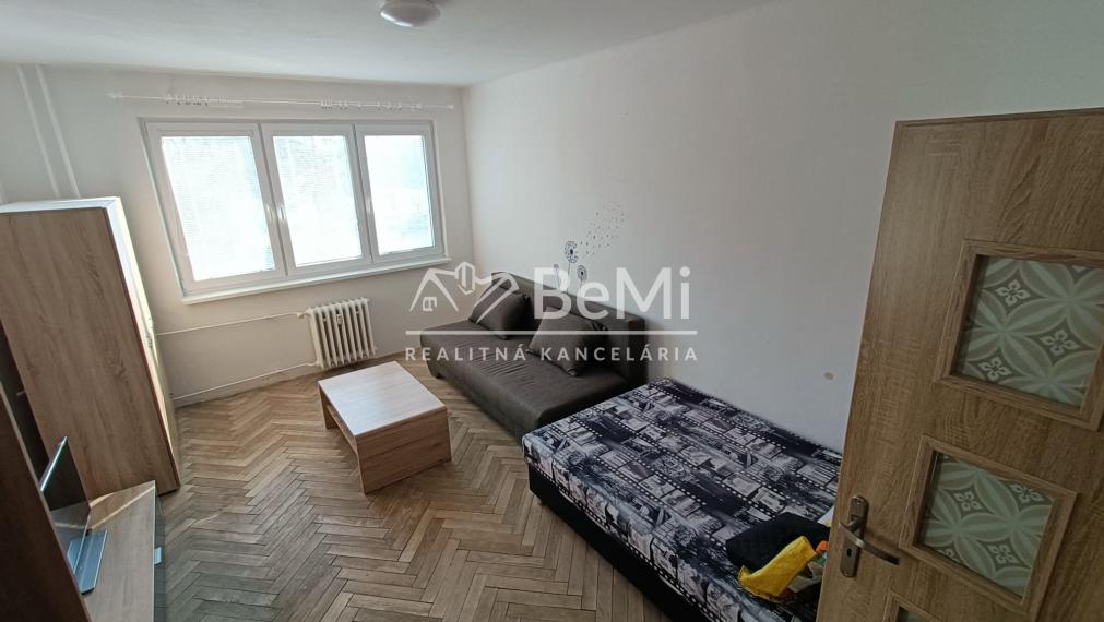 PREDAJ: Slnečný 2 izbový byt s loggiou–Topoľčany (širšie centrum)