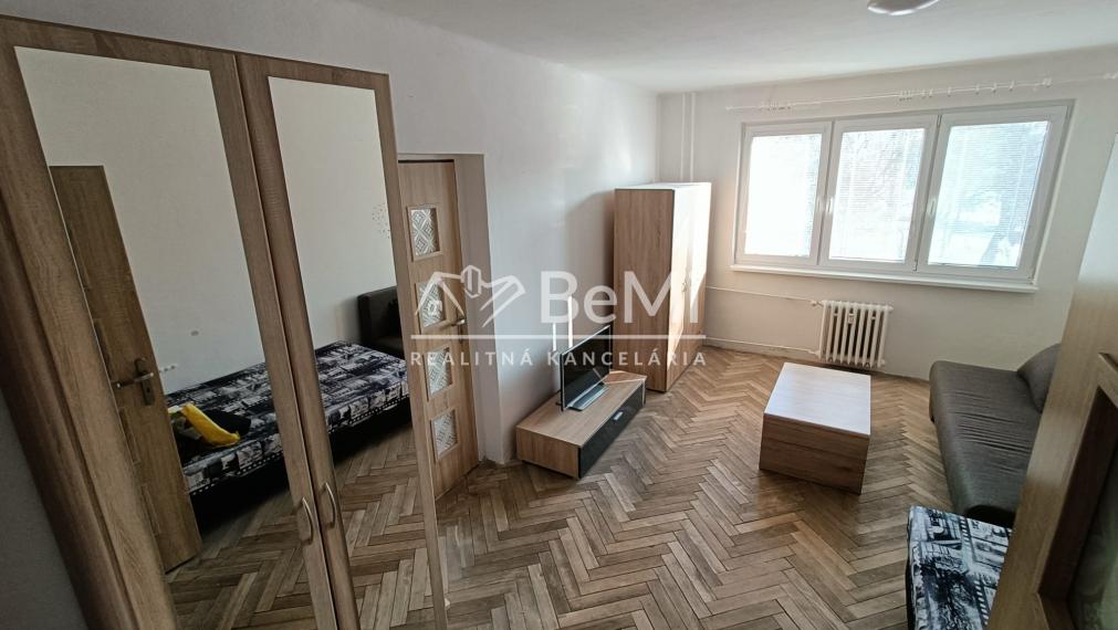 PREDAJ: Slnečný 2 izbový byt s loggiou–Topoľčany (širšie centrum)