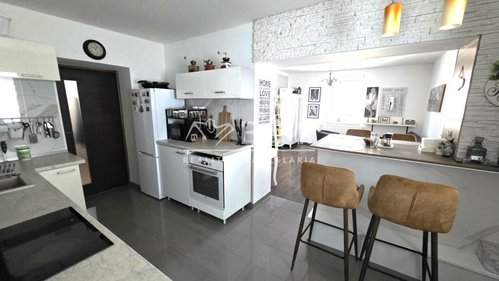 NA PREDAJ – ŠTÝLOVÝ 4-IZBOVÝ RODINNÝ DOM V POTVORICIACH