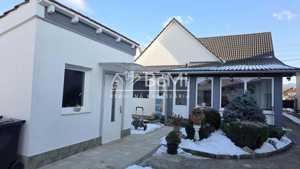 NA PREDAJ – ŠTÝLOVÝ 4-IZBOVÝ RODINNÝ DOM V POTVORICIACH