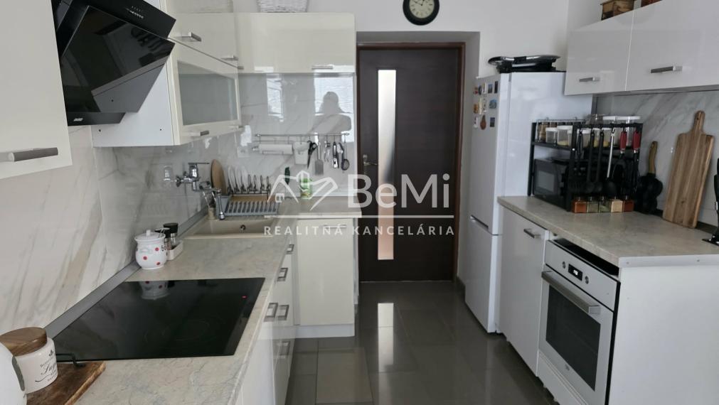 NA PREDAJ – ŠTÝLOVÝ 4-IZBOVÝ RODINNÝ DOM V POTVORICIACH