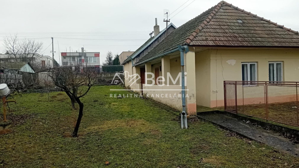Rezervované.Predaj starší dom na  pozemku  957m2, Rišňovce,(241-12-JUF)