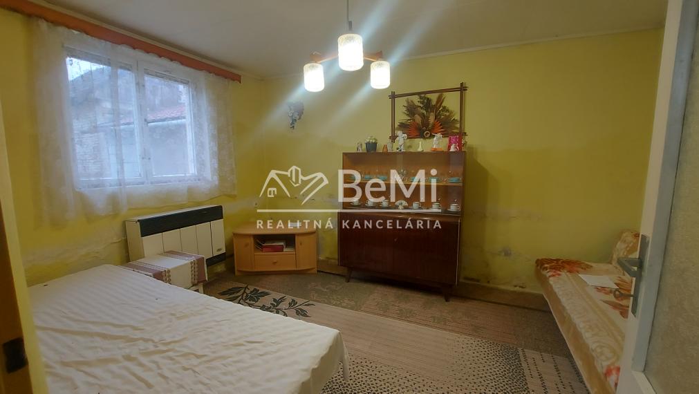 Predaj starší dom na  pozemku  957m2, Rišňovce,(241-12-JUF)