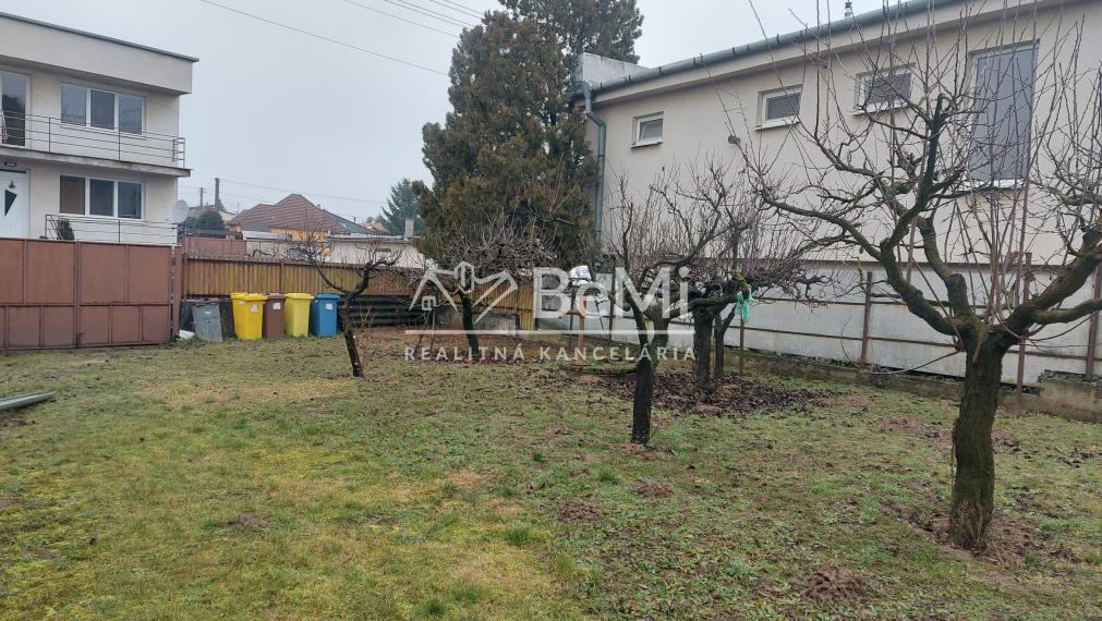 Predaj starší dom na  pozemku  957m2, Rišňovce,(241-12-JUF)