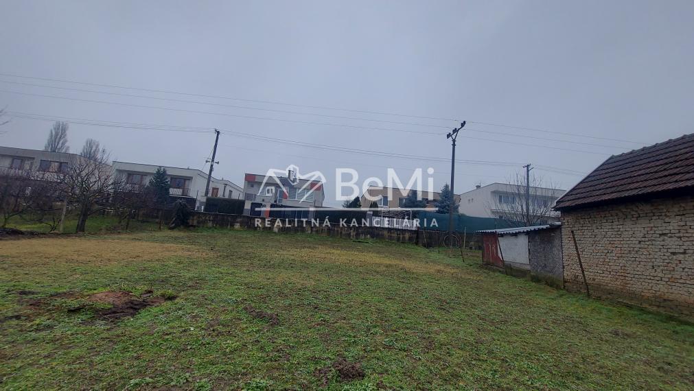 Predaj starší dom na  pozemku  957m2, Rišňovce,(241-12-JUF)