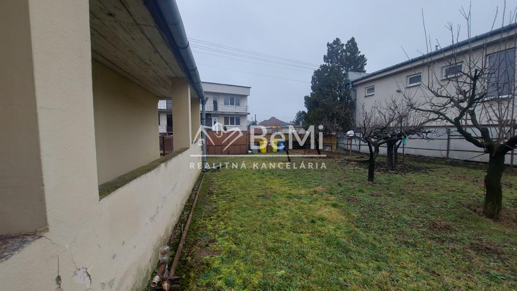 Predaj starší dom na  pozemku  957m2, Rišňovce,(241-12-JUF)