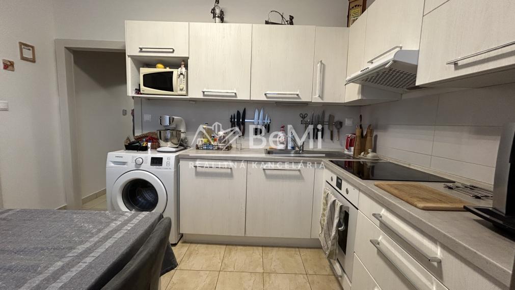 Predaj  veľký 2 a pol izbový byt TLMAČE (115-112-MIJKa)