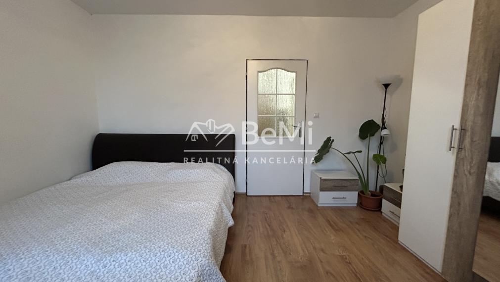 Predaj  veľký 2 a pol izbový byt TLMAČE (115-112-MIJKa)