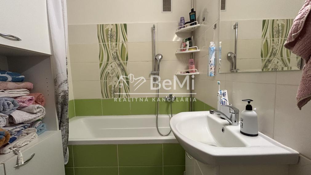 Predaj  veľký 2 a pol izbový byt TLMAČE (115-112-MIJKa)