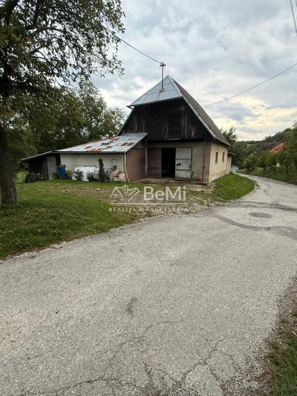 Exkluzívne - Stavebný pozemok so stodolou  Lubina-Podkozince