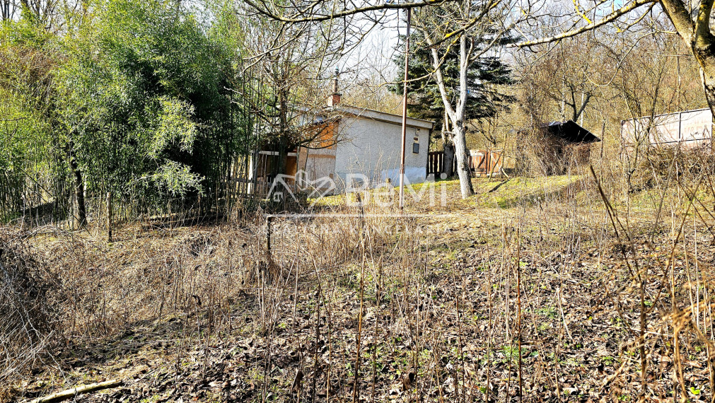 CHATA NA POLOSAMOTE 2733m² - NA PREDAJ