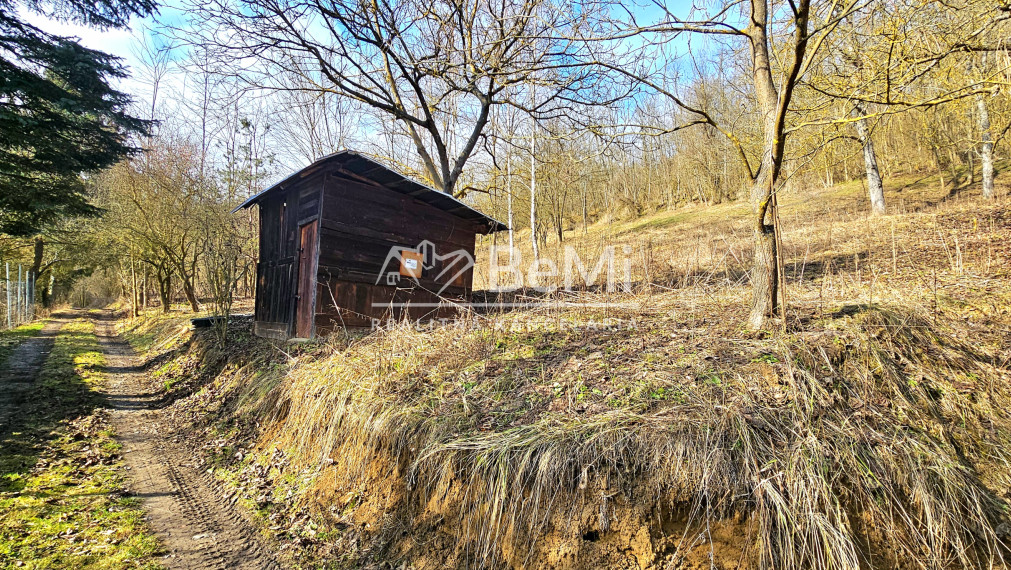 CHATA NA POLOSAMOTE 2733m² - NA PREDAJ