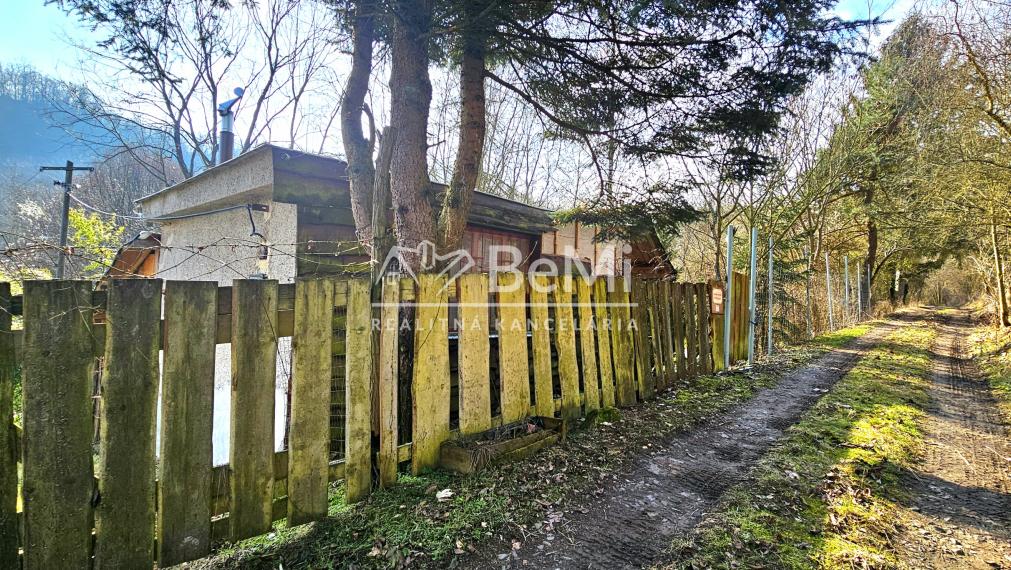 CHATA NA POLOSAMOTE 2733m² - NA PREDAJ