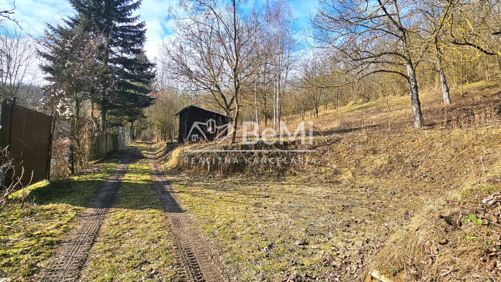 CHATA NA POLOSAMOTE 2733m² - NA PREDAJ