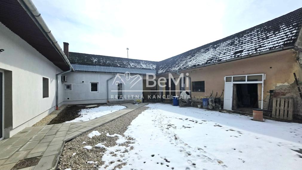 Polyfunkčná budova s fungujúcou prevádzkou – Adamovské Kochanovce