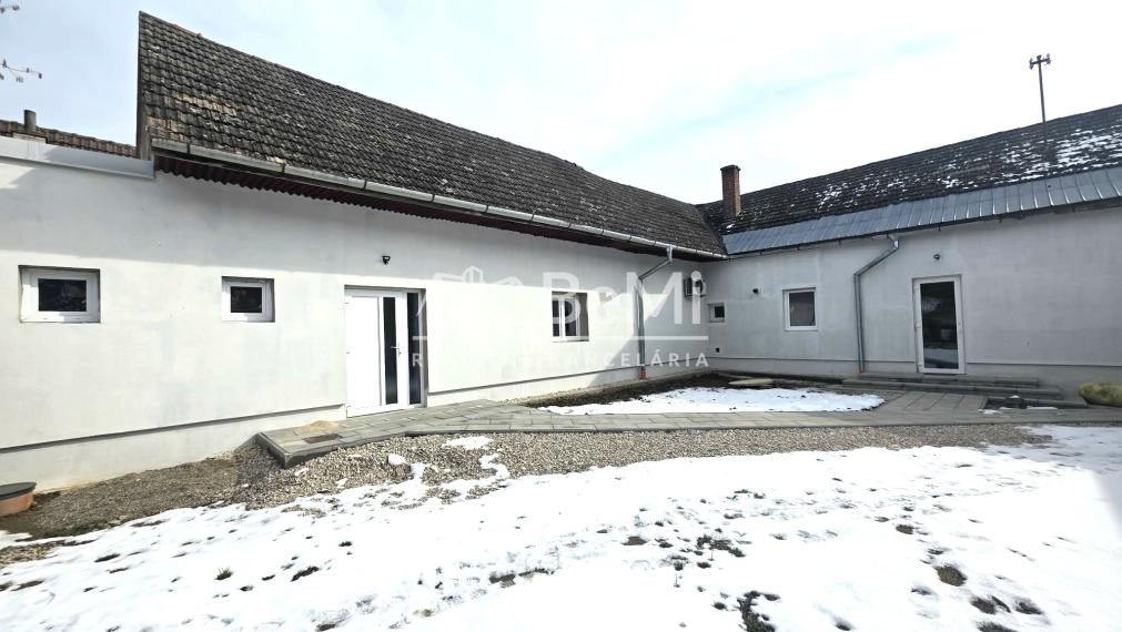 Polyfunkčná budova s fungujúcou prevádzkou – Adamovské Kochanovce